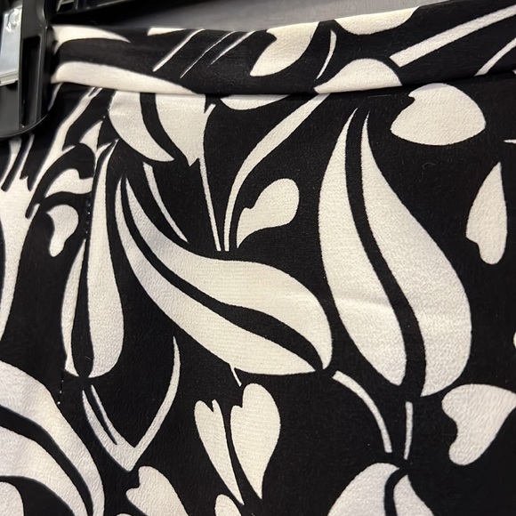 Neiman Marcus 100% Silk black/white skirt size 4 - Picture 2 of 8